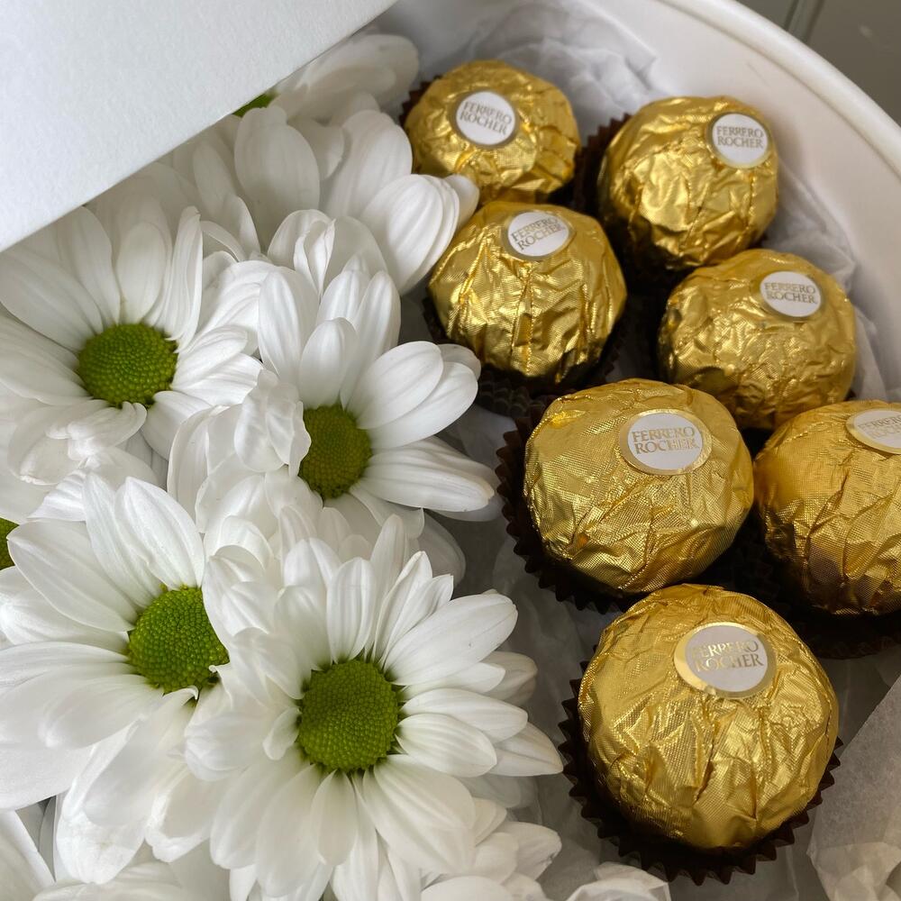 Подарочный набор в коробке, хризантема с Ferrero Rocher