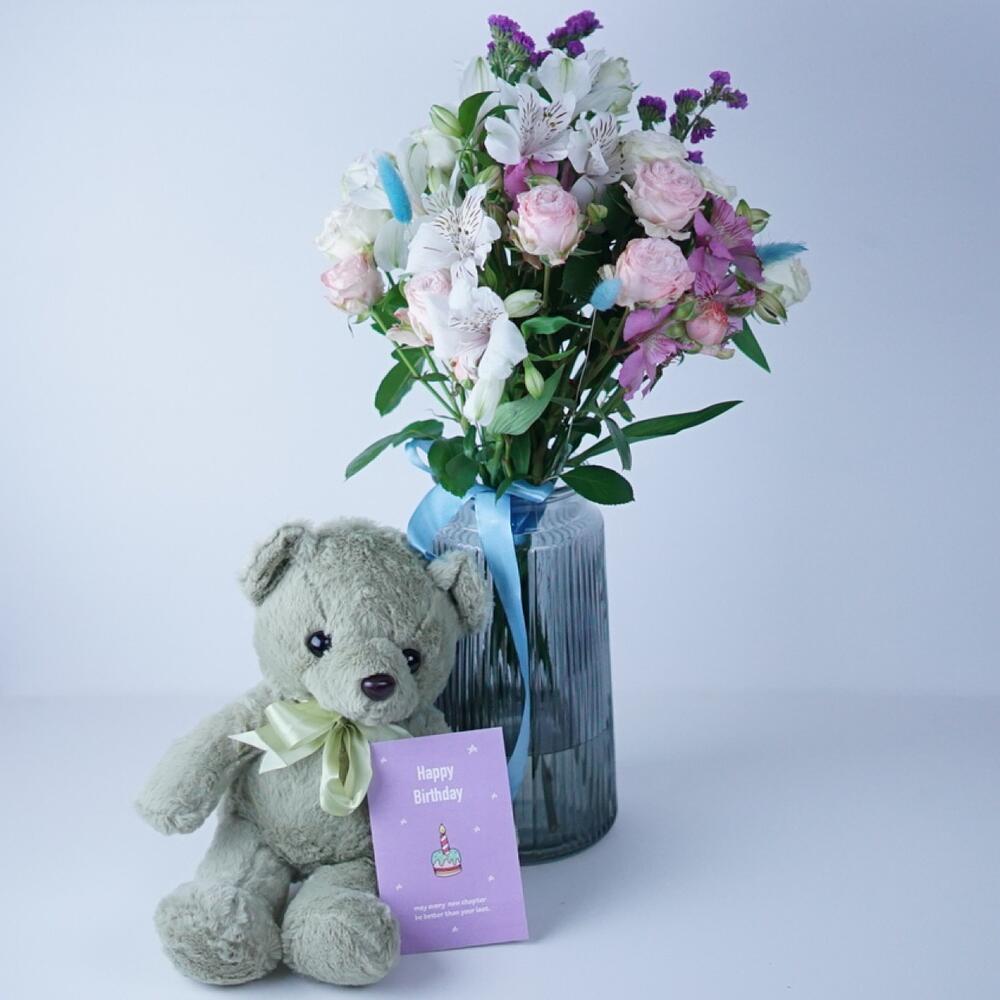 Teddy + Bouquet + vase